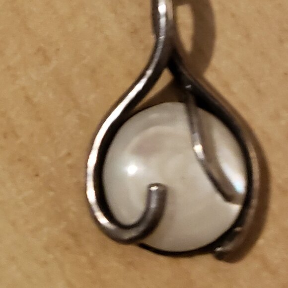 Mother of Pearl and Sterling Silver Chain and Pendant - Picture 4 of 4